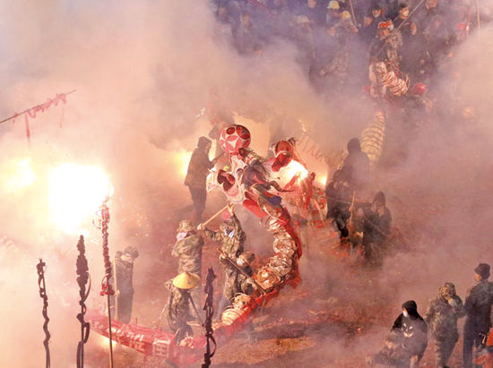 “炸龍”燈會(huì)鬧元宵