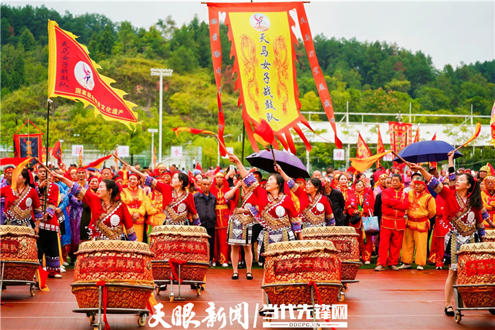 20241001，貴州省岑鞏縣?水街道，民間藝人在表演思州戰(zhàn)鼓。楊勝鵬供圖 (135)_副本.jpg